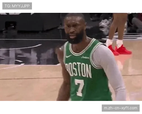 杰伦布朗遭卡斯尔推人漏判 情绪失控连吃两T被驱逐出场